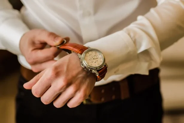 why-every-watch-enthusiast-needs-a-travel-watch-roll